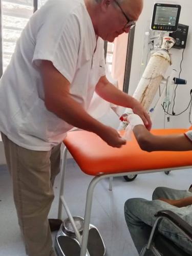 Soin et pansement d'un patient lors de la caravane médicale de Tabant