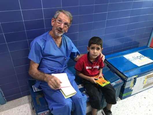 Bernard Dutheil avec un jeune patient en consultation
