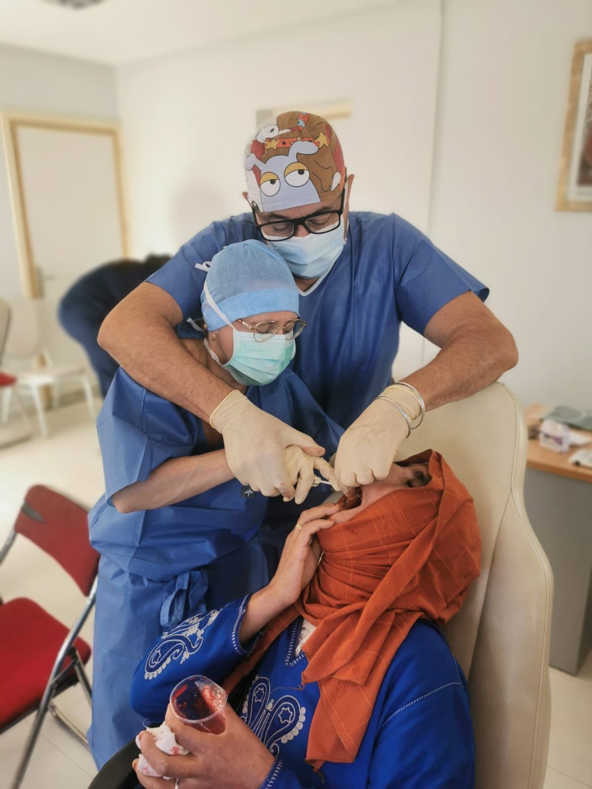 Chirurgien-dentiste AMDAM prodiguant des soins