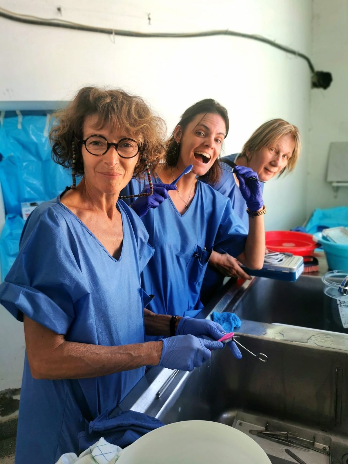 Infirmières et aides-soignantes de bloc au travail