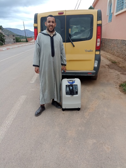 M. Rachid Boikouta, trésorier de l'ABOS, avec l'extracteur d'oxygène médical à Tabant